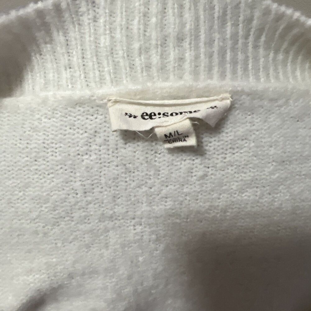 ee: some women's scallop edge sweater in white, size m/l, dainty softgirl - Picture 4 of 8